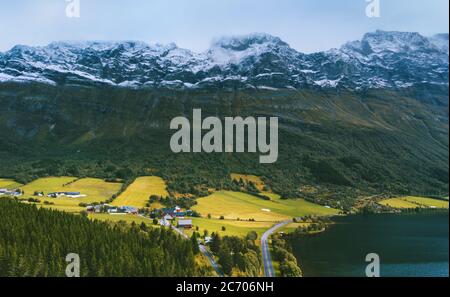 Vue aérienne montagnes vallée et village paysage en Norvège destinations voyage automne nature paysage Ornesvingen route vers le fjord Geiranger Banque D'Images