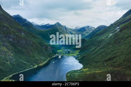 Geiranger fjord vue aérienne montagnes paysage en Norvège navires voile voyage paysage célèbres sites naturels saison d'été Banque D'Images