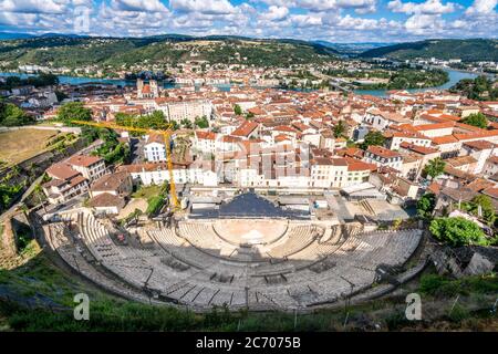 Paysage urbain de Vienne avec la vieille ville et vue aérienne de l'ancien théâtre gallo-romain de Vienne Isère France Banque D'Images