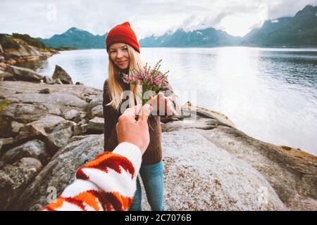 Romantique cadeau main donnant fleurs bouquet à la petite amie couple en amour vacances en plein air jeune femme portant le bonnet rouge Banque D'Images