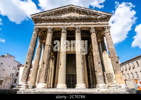 Vue de face sur le temple d'Auguste et Livie ou le temple d'Auguste et Livia un ancien temple romain de Vienne Isère France Banque D'Images