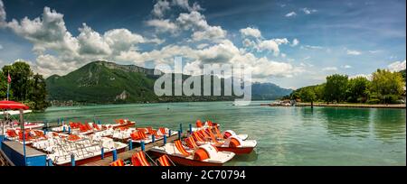 Bateaux sur le lac d'Annecy, département de haute-Savoie, Auvergne-Rhône-Alpes, France Banque D'Images