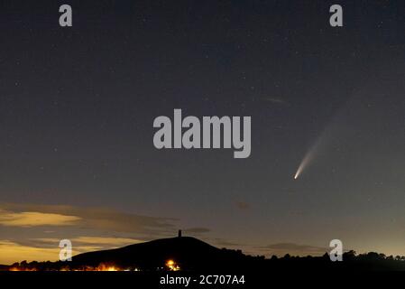 Comet C/2020 F3 - également connu sous le nom de Comet Neowise passe Glastonbury Tor dans Somerset, Royaume-Uni. Photo de Brad Wakefield. Banque D'Images