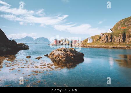 Paysage norvégien Nyksund village traditionnel maisons en bois et mer avec montagnes la nature scandinave destinations de voyage Banque D'Images