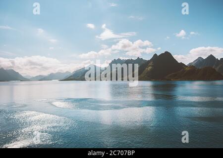 Norvège paysage mer et montagnes îles Vesteralen nature scandinave nature sauvage paysage ensoleillé de jour Banque D'Images