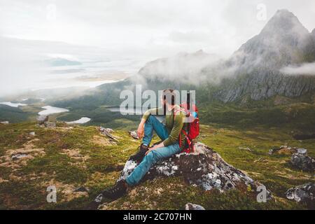 Homme randonneur exploration des montagnes de Norvège Voyage sain style de vie aventure voyage randonnée solo avec sac à dos actif vacances en extérieur Banque D'Images