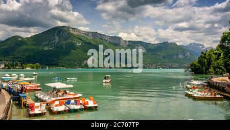 Bateaux sur le lac d'Annecy, département de haute-Savoie, Auvergne-Rhône-Alpes, France Banque D'Images