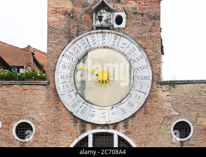 L'horloge de l'église 'son Giacometto in Rialto' située à Venise dans le quartier de San Polo, à proximité du célèbre pont. Banque D'Images