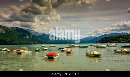 Bateaux sur le lac d'Annecy, département de haute-Savoie, Auvergne-Rhône-Alpes, France Banque D'Images