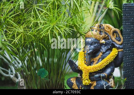 Ganesha dans le jardin d'Ubud à Bali. Symbolisme et religion traditionnelle en Indonésie Banque D'Images