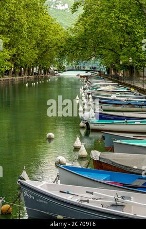 Bateaux sur le Canal du Vasse, Annecy, Alpes françaises, haute Savoie, Auvergne-Rhône-Alpes, France Banque D'Images