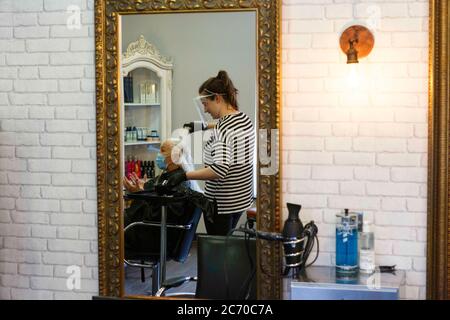 Carmarthen, Carmarthenshire, pays de Galles, Royaume-Uni. 13 juillet 2020. Une dame a une coupe de cheveux dans le salon Cloud 9 comme les barbers et les coiffeurs rouvrent au pays de Galles avec l'assouplissement des restrictions de verrouillage de coronavirus / Covid-19. Crédit: Gruffydd Ll. Thomas/Alay Live News Banque D'Images