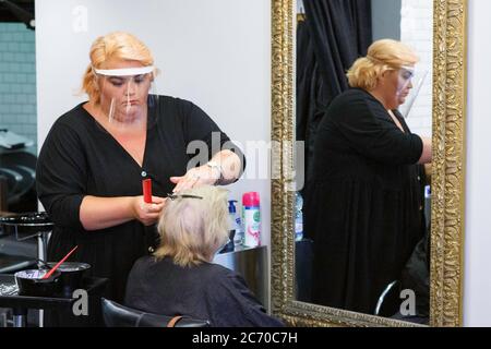 Carmarthen, Carmarthenshire, pays de Galles, Royaume-Uni. 13 juillet 2020. Une dame a une coupe de cheveux dans le salon Cloud 9 comme les barbers et les coiffeurs rouvrent au pays de Galles avec l'assouplissement des restrictions de verrouillage de coronavirus / Covid-19. Crédit: Gruffydd Ll. Thomas/Alay Live News Banque D'Images