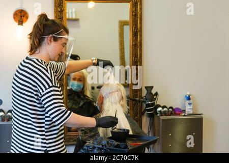 Carmarthen, Carmarthenshire, pays de Galles, Royaume-Uni. 13 juillet 2020. Une dame a une coupe de cheveux dans le salon Cloud 9 comme les barbers et les coiffeurs rouvrent au pays de Galles avec l'assouplissement des restrictions de verrouillage de coronavirus / Covid-19. Crédit: Gruffydd Ll. Thomas/Alay Live News Banque D'Images