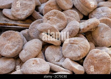 Pile de figues séchées, enrobées de farine de blé, sur un marché à Borough Market, Londres, Angleterre Banque D'Images