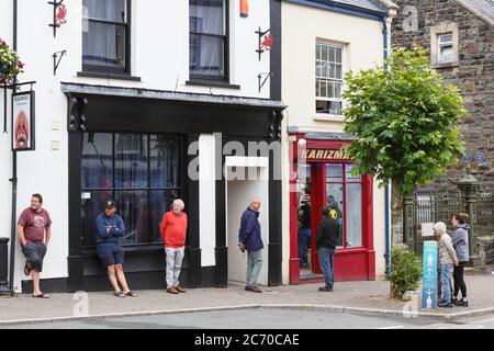 Carmarthen, Carmarthenshire, pays de Galles, Royaume-Uni. 13 juillet 2020. Une file d'attente se forme dans la rue à l'extérieur de Karizma Barbershop sur Lammas Street, les barbers et les coiffeurs rouvrent au pays de Galles avec l'assouplissement des restrictions de verrouillage de coronavirus / Covid-19. Crédit: Gruffydd Ll. Thomas/Alay Live News Banque D'Images