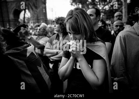 Carme Jane, sœur de David Jane, maire de Riudaura, semble prier en espérant entendre Puigdemont proclamer la République catalane dans une avenue de Barcelone, Espagne. Date: 10/10/2017. Photo: Xabier Mikel Laburu. Un groupe de villageois de Riudaura a décidé de se rendre à Barcelone en espérant voir comment Carles Puigdemont, président de la Generalitat, déclarerait l'indépendance de la Catalogne. Banque D'Images