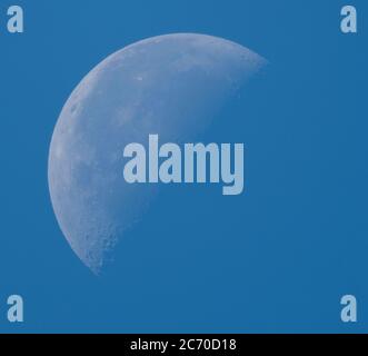 13 juillet 2020. Lune en croissant de jour, 45 % illuminée, photographiée au-dessus de Londres, Royaume-Uni Banque D'Images