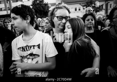 Blanca, membre de l'Assemblée nationale catalane, hante ses enfants lors d'une manifestation en défense du modèle scolaire catalan à Olot, Espagne. Date: 25/10/2017. Photo: Xabier Mikel Laburu. Banque D'Images