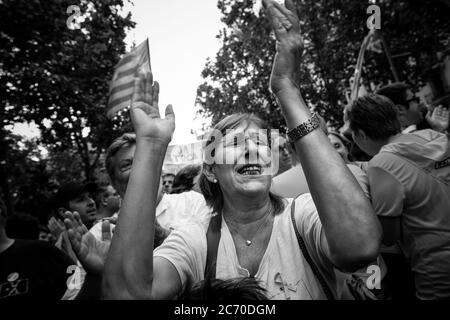 Un villageois de Riudaura applaudit lors de la manifestation du 11 septembre à Barcelone, Espagne. Date: 11/09/2018. Photo: Xabier Mikel Laburu. Le 11 septembre célèbre la chute de Barcelone en 1714, pendant la guerre de succession qui a confronté le candidat des Habsbourg à la couronne et à Philippe V. Banque D'Images