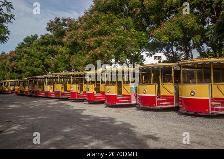 Tramway jaune dans le parc siam thailand Banque D'Images