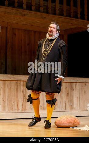 Stephen Fry (Malvolio) dans LA DOUZIÈME NUIT par Shakespeare à l'Apollo Theatre, Londres W1 17/11/2012 un Shakespeare's Globe, Londres conception de production: Jenny Tiramani éclairage: David Plater réalisateur: Tim Carroll Banque D'Images