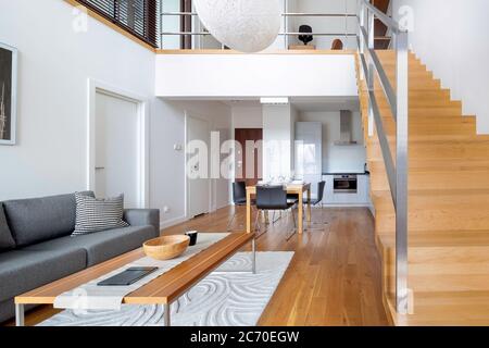 Appartement de deux étages avec escalier en bois et parquet Banque D'Images