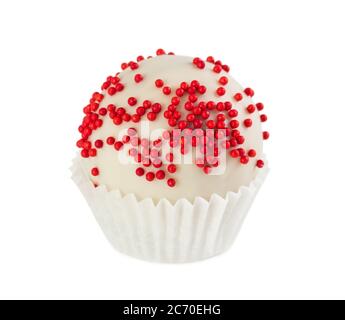 Boule à gâteau en glaçure blanche avec des saupoudrés rouges sous forme de papier isolés sur fond blanc Banque D'Images