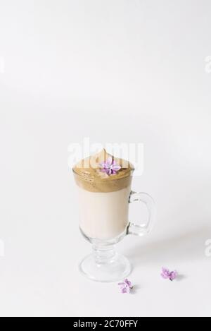 La boisson tendance de Dalgon est le café. Tasse à café, lilas et guimauve sur fond blanc. Banque D'Images