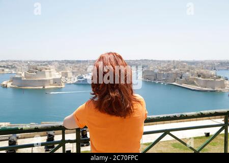 Femme profitant de la vue sur les villes de Birgu et Senglea depuis les jardins de la haute-Barrakka, Malte Banque D'Images
