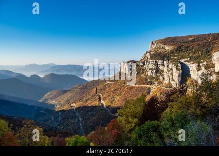 Campagne française. Col de Rousset. Vue panoramique sur les hauteurs des Vercors, les collines marly et la vallée du Val de Drome, France Banque D'Images