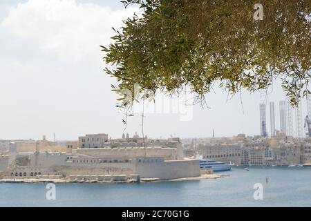 Vue sur le fort Saint Angelo depuis les jardins de la Valette, Malte. Banque D'Images