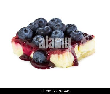 Dessert caillé avec des bleuets frais et de la confiture isolée sur fond blanc Banque D'Images