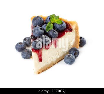 Morceau de cheesecake avec bleuets et menthe isolée sur fond blanc. Banque D'Images