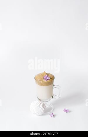 La boisson tendance de Dalgon est le café. Tasse à café, lilas et guimauve sur fond blanc. Copie de l'espace Banque D'Images