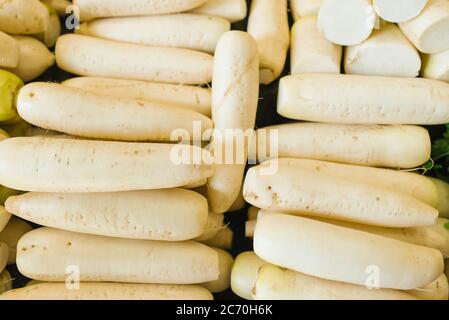 Arrière-plan de daïkon blanc en exposition dans le magasin ou sur le marché Banque D'Images