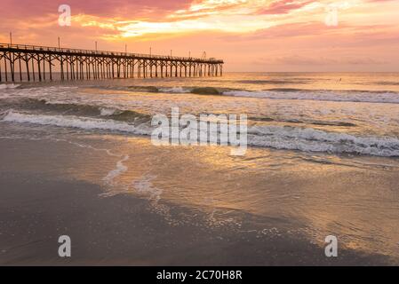 La lumière du matin brille sur un quai de pêche au lever du soleil à Carolina Beach, en Caroline du Nord, aux États-Unis Banque D'Images