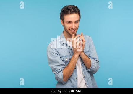 Portrait de tricheur étricheur, homme sournois en chemise denim ouvrier gesticulant et pensant à un plan dévot de vengeance, de schématise et de conspirant mal Banque D'Images