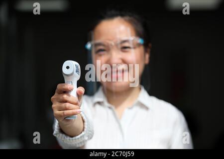 Londres, Royaume-Uni. 13 juillet 2020 le salon « Oh My Nails » de Twickenham, dans l'ouest de Londres, ouvre ses portes à la manucure et à la pédicure pour la première fois depuis le confinement. L'atelier a installé des mesures, comme des écrans et des tests de température pour assurer la sécurité du personnel et des clients. Andrew Fosker / Alamy Live News Banque D'Images