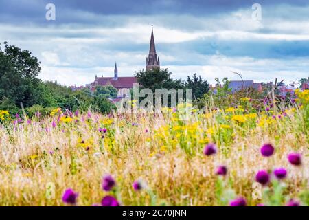 Chuch de St Matthew vu de Bradrigh Fields, Northampton, Angleterre, Royaume-Uni. Banque D'Images