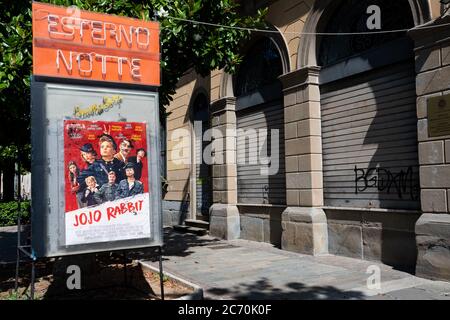 Cinéma en plein air traditionnel d'été - affiche avec le film quotidien. Bergame, Italie Banque D'Images