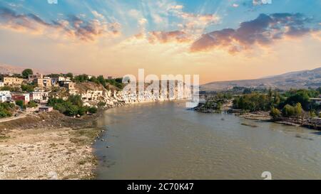 Hasankeyf, Turquie - octobre 2019 : vestiges de la ville de Hasankeyf sur le Tigre, célèbre avec des grottes de pierre après son évacuation. La ville sera b Banque D'Images