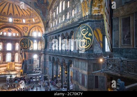 Vue de l'intérieur de Sainte-Sophie (Ayasofya, Sainte-Sophie) à Istanbul, Turquie. Banque D'Images