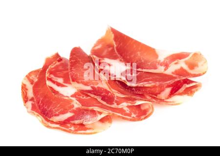 ​​ham finement coupé sur fond blanc. Banque D'Images