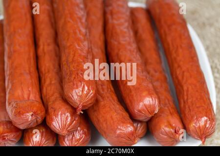 Saucisses bavaroises sur une plaque blanche Banque D'Images