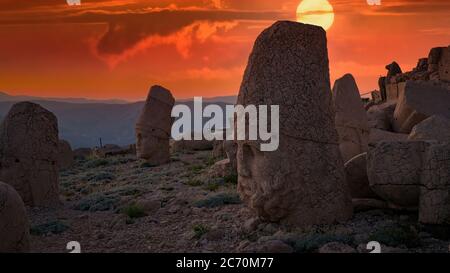 Adiyaman, Turquie - juillet 2018 : ruines de la statue de Commagene au sommet de la montagne Nemrut avec un coucher de soleil spectaculaire. Têtes en pierre au sommet du mont de 2150 mètres de haut Banque D'Images