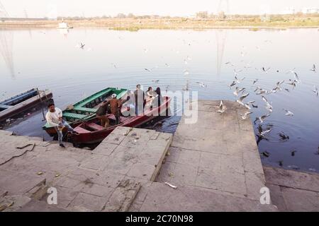 New Delhi / Inde - 18 février 2020 : quai Yamuna Ghat devant la rivière où les touristes prennent des promenades en bateau Banque D'Images