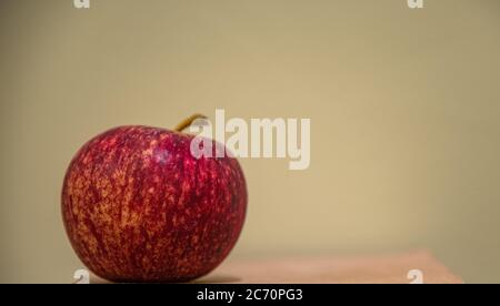 Une pile de pommes. La pomme est le pseudo-fruit du pommier (Malus domestica), un arbre de la famille des Rosaceae. C'est l'un des A les plus cultivés Banque D'Images
