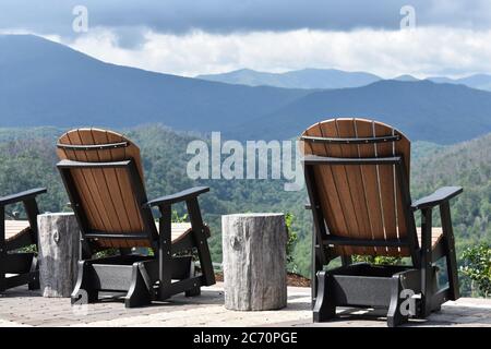 2 chaises longues en bois donnant sur les Smoky Mountains depuis le Skybridge de Pedesrian à Gatlinburg, TN, qui a ouvert ses portes en 2019 Banque D'Images