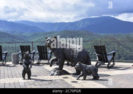 Sculpture d'ours au Skybridge piétonnier dans les Smoky Mountains à Gatlinburg, TN, qui a ouvert ses portes en 2019 Banque D'Images